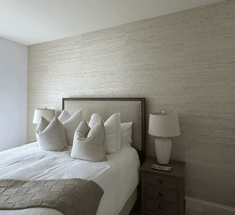 Bedroom with neutral grasscloth wallpaper